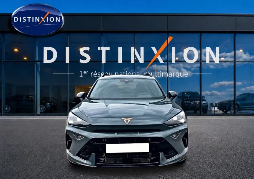 Vue avant d'une CUPRA Formentor 1.5 etsi hybrid 150 DSG7 en bleu fjord, avec calandre et logo distinctifs visibles.