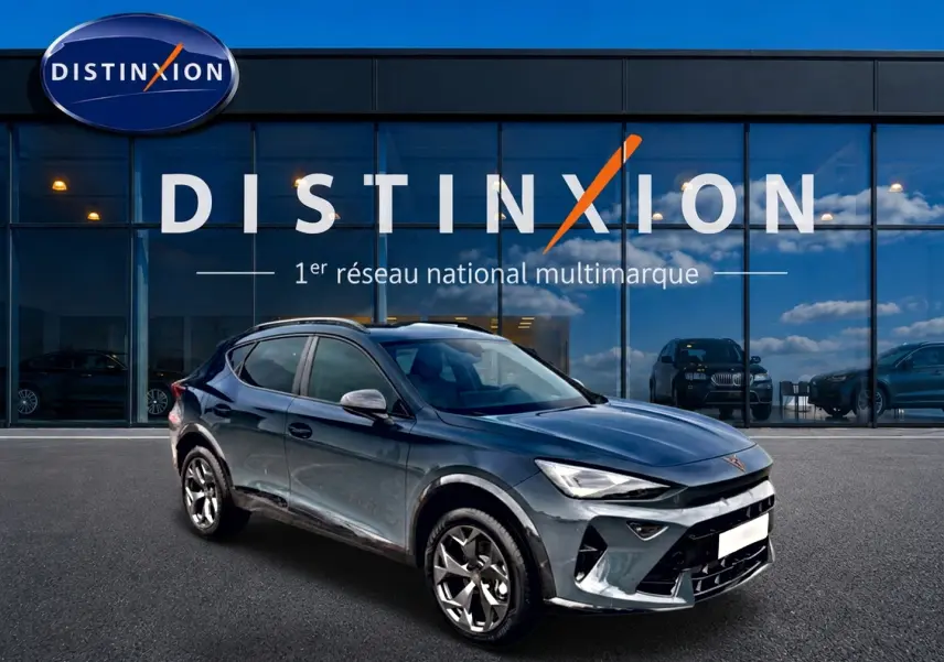 Vue 3/4 avant droit du CUPRA Formentor bleu fjord avec jantes 18 pouces devant une vitrine Distinxion.