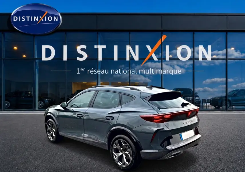 Vue 3/4 arrière droite d’un CUPRA Formentor bleu fjord 2026, avec feux arrière LED et jantes 18 pouces.