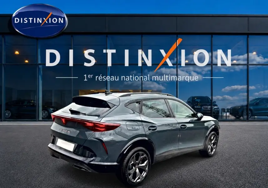 Vue 3/4 arrière droite d'un CUPRA Formentor bleu fjord 2026 avec jantes 18 pouces et feux arrière LED.