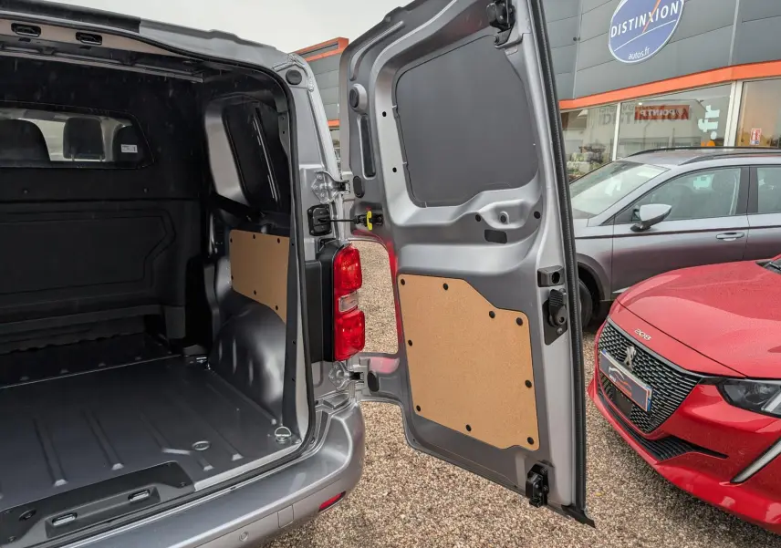 Vue arrière ouverte du Citroën Jumpy gris 2026, montrant l’intérieur de la cabine approfondie et les portes battantes.