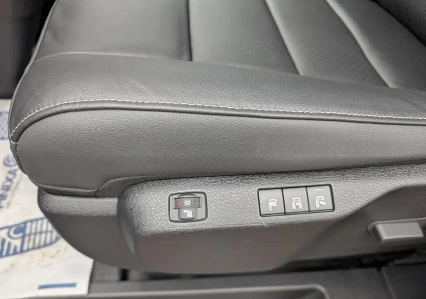 Gros plan sur la commande de réglage et chauffage du siège en cuir gris du Citroën Jumpy M 2026.