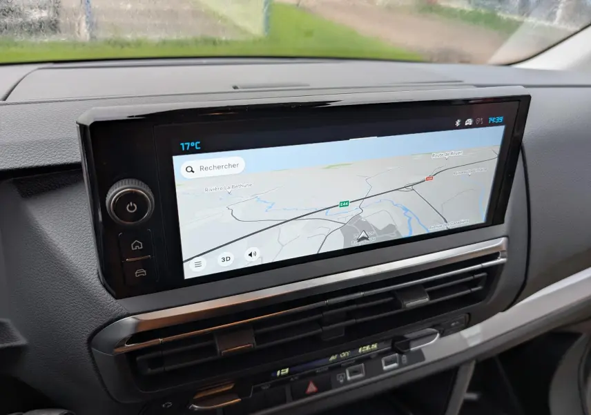 Écran tactile 10'' HD avec navigation 3D intégré sur la planche de bord du Citroën Jumpy gris.
