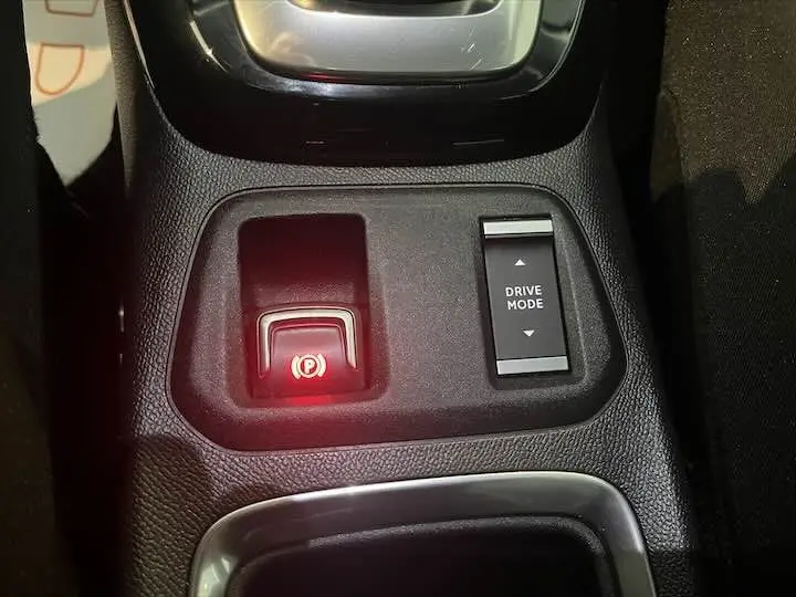 Gros plan sur la console centrale de l'Opel Corsa 2021 montrant le frein à main électronique activé et le bouton Drive Mode.