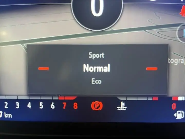 Affichage numérique du mode de conduite "Normal" sur le tableau de bord de l'Opel Corsa gris métal, vue intérieure.