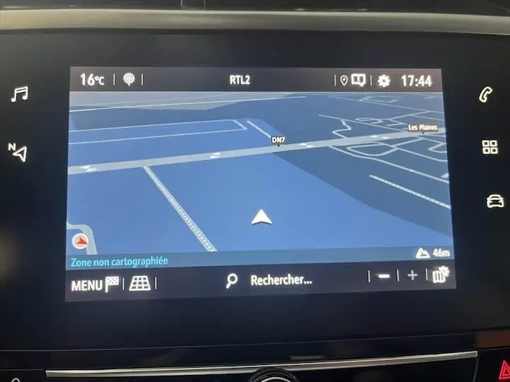 Écran tactile du système de navigation de l’Opel Corsa 1.2T 100 CH ELEGANCE BVA8 affichant une carte en mode nuit.