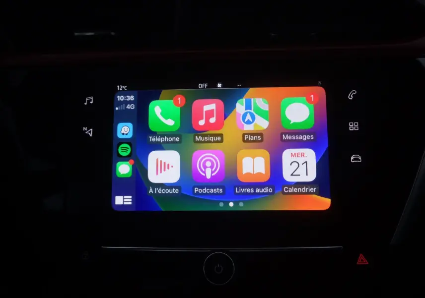 Écran tactile central de l’Opel Corsa 2021 affichant les applications de communication et musique en intérieur sombre.