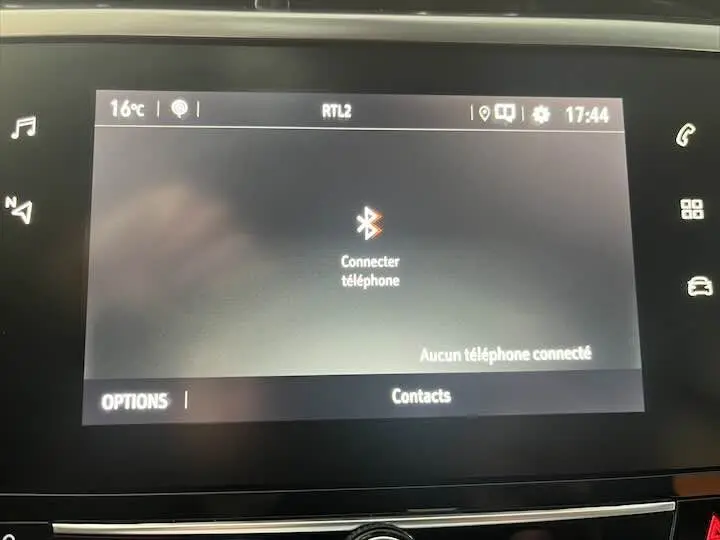 Écran tactile central de l’Opel Corsa gris métal 2021 affichant la connexion Bluetooth et les options multimédia