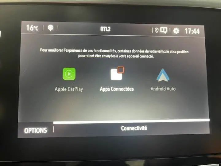 Écran tactile intérieur de l’Opel Corsa gris métal 2021 affichant les options Apple CarPlay, Apps Connectées et Android Auto.