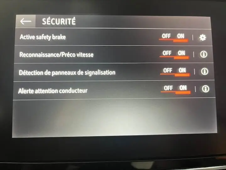 Écran intérieur affichant les réglages de sécurité activés sur une Opel Corsa gris métal, version Elegance 2021.