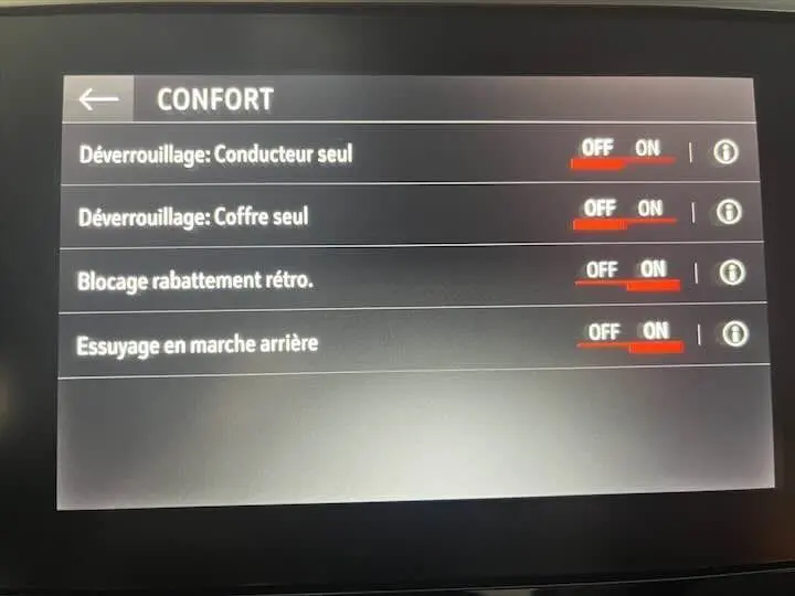 Écran multimédia Opel Corsa 2021 affichant les réglages de confort avec options de déverrouillage et essuyage activées.