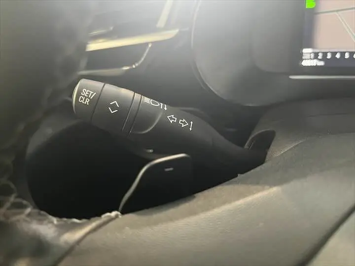 Gros plan sur la commande de clignotants à gauche du tableau de bord d'une Opel Corsa gris métal 2021.