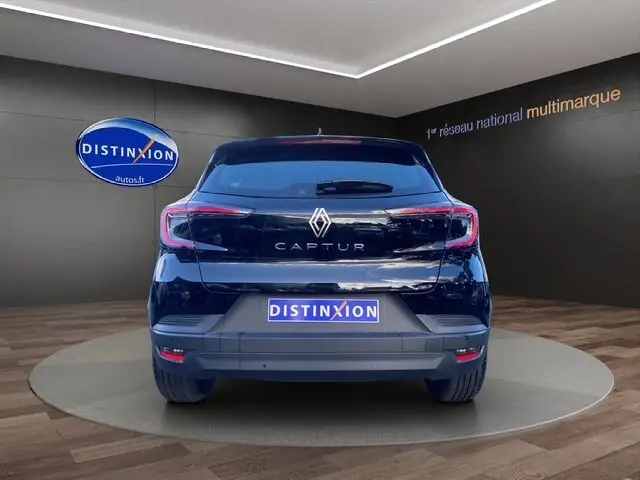 Vue arrière d'un Renault Captur noir 2024 avec feux LED en forme de C et logo Renault centré sur le hayon.