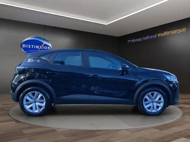 Profil latéral droit du Renault Captur noir 2024 avec jantes 17 pouces et coques de rétroviseurs ton caisse.
