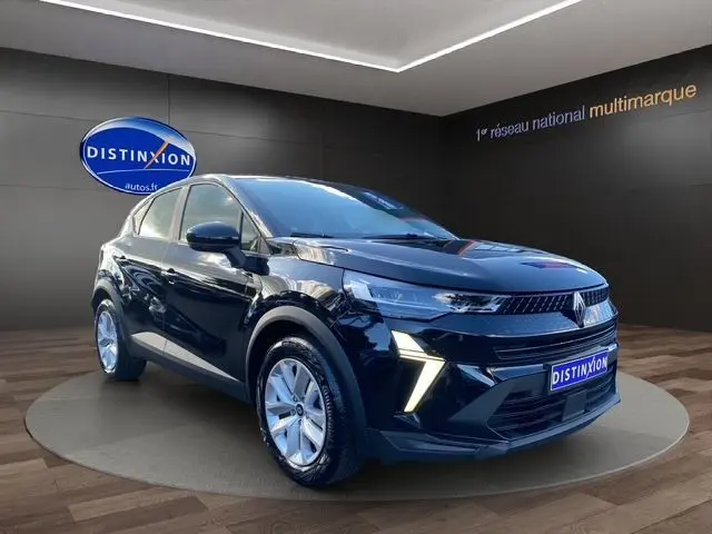 Renault Captur Nouveau TCe 90 Evolution noir métallisé vu en 3/4 avant avec feux LED et jantes 17 pouces sur podium intérieur