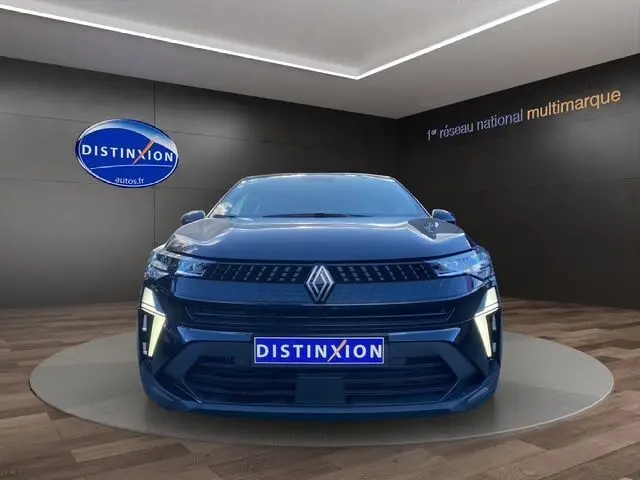Vue frontale du Renault Captur noir 2024 avec feux LED verticaux et logo distinctif sur calandre.