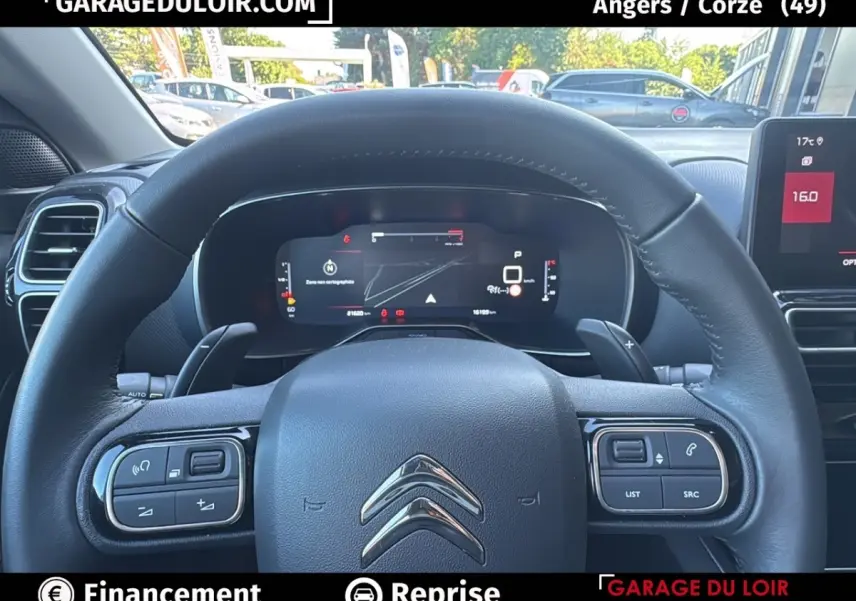 Vue depuis le siège conducteur sur le volant cuir noir et le combiné numérique du Citroën C5 Aircross 2025.