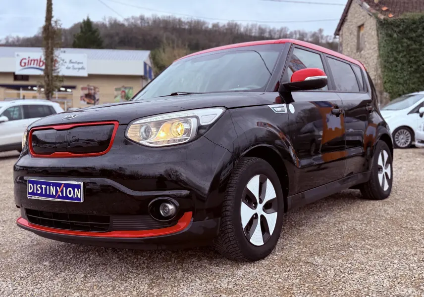 KIA Soul EV électrique noir Shadow Metal avec toit et détails rouges, vue 3/4 avant droit sur fond neutre.