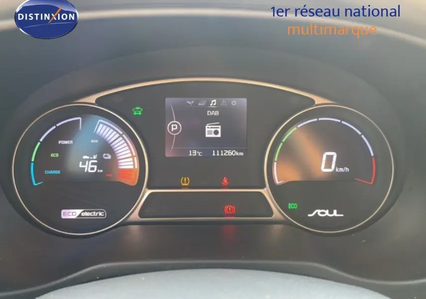 Vue rapprochée du tableau de bord numérique du Kia Soul EV électrique, affichant autonomie et vitesse à 0 km/h.