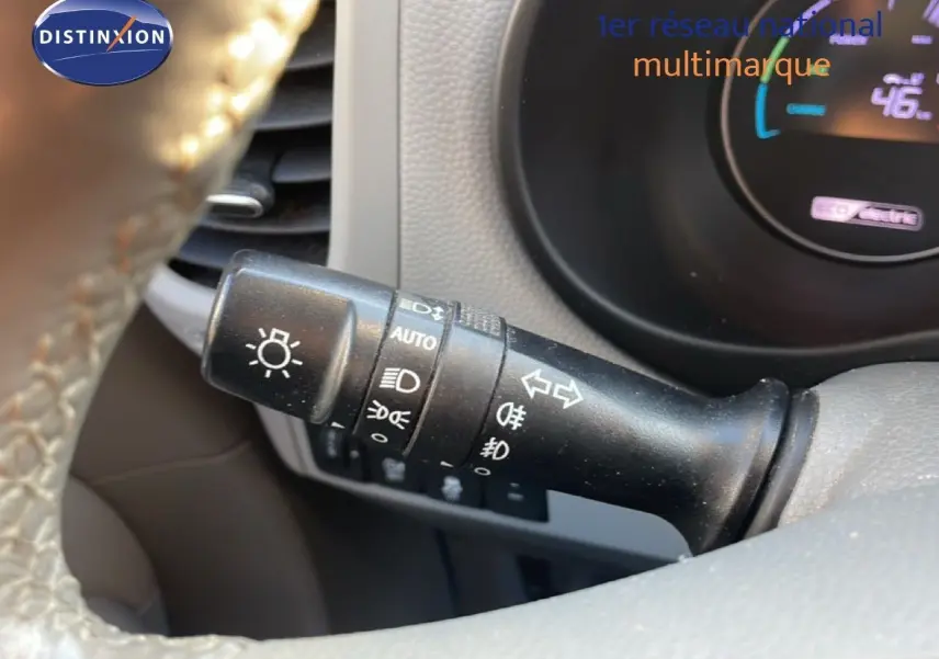 Gros plan sur la commande des phares à gauche du volant dans l'habitacle gris du Kia Soul EV électrique 2016.