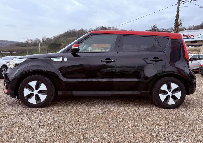 Vue avant d'une KIA Soul EV 2016 noire avec toit et détails rouges, sur fond neutre avec plaque "OCCASION".