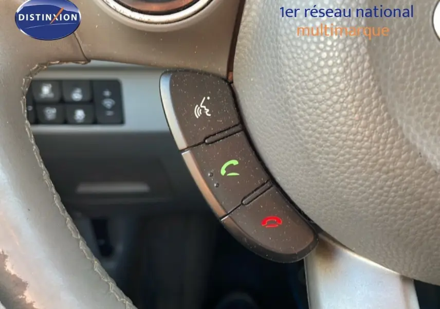 Gros plan sur les commandes téléphoniques au volant en cuir gris du Kia Soul EV électrique 2016.
