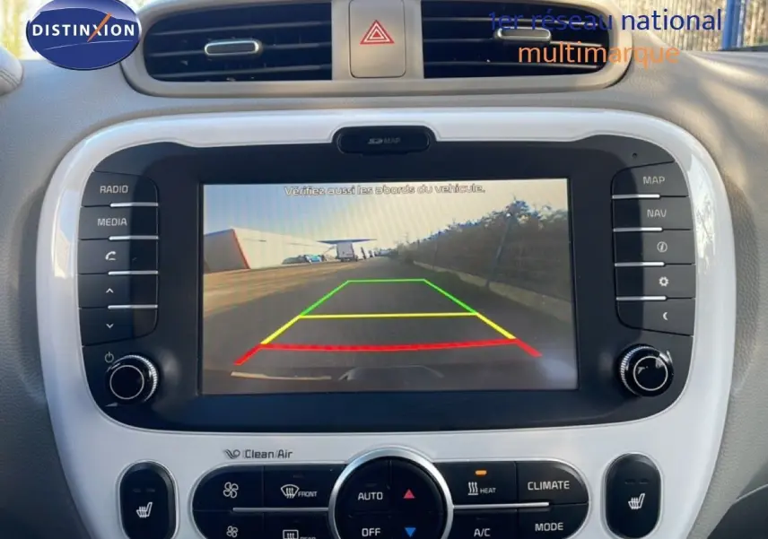 Écran central de la Kia Soul EV 2016 montrant la caméra de recul avec les lignes de guidage colorées, intérieur gris.