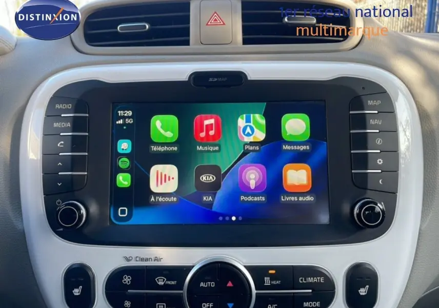 Vue rapprochée de l’écran tactile central et des commandes de climatisation du Kia Soul EV noir Shadow Metal avec toit rouge.