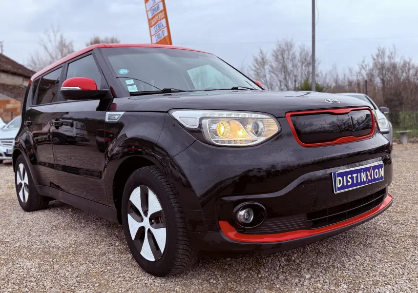 Vue 3/4 arrière droite d'une Kia Soul électrique noire Shadow Metal avec toit rouge et jantes spécifiques.
