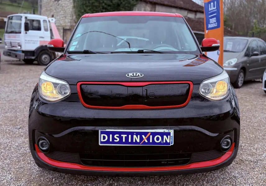 Vue de profil côté gauche du Kia Soul EV électrique noir Shadow Metal avec toit rouge, roues au design spécifique.
