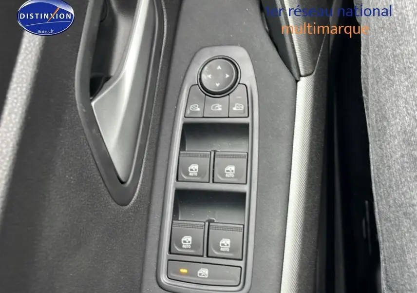 Gros plan sur les commandes des vitres électriques côté conducteur du Dacia Bigster noir 2025.