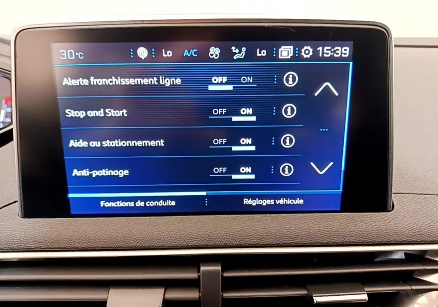 Écran tactile central du tableau de bord du Peugeot 3008 gris foncé, affichant les réglages d’aide à la conduite.
