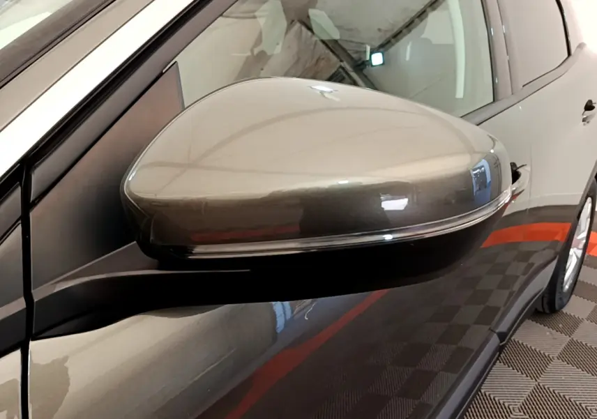 Gros plan sur le rétroviseur droit gris foncé du Peugeot 3008 Puretech 130 S&S Active, côté droit du véhicule.