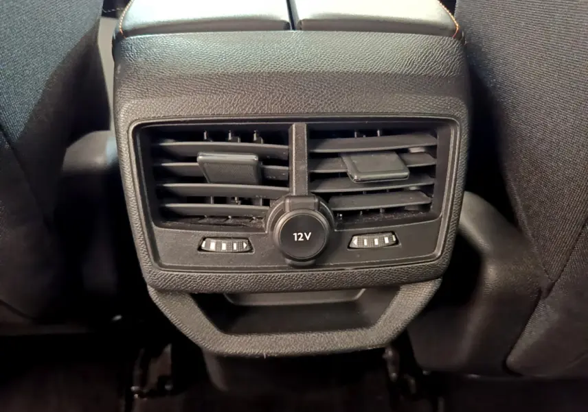 Gros plan sur la sortie d'air arrière noire et prise 12V du Peugeot 3008 Puretech 130 S&S Active 2020.