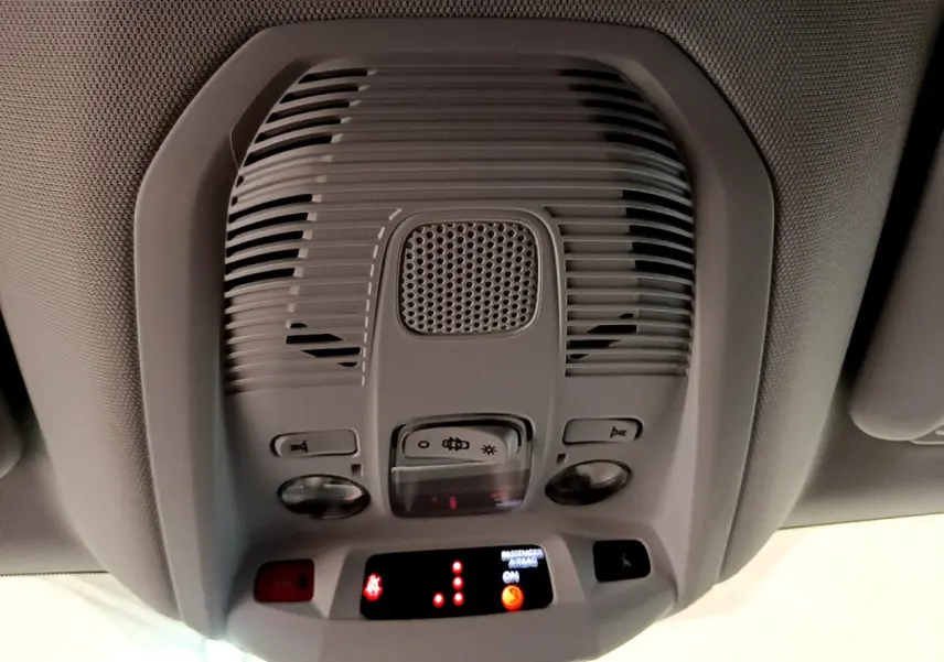 Vue intérieure en gros plan du plafonnier gris clair du Peugeot 3008 Puretech 130 S&S Active 2020.