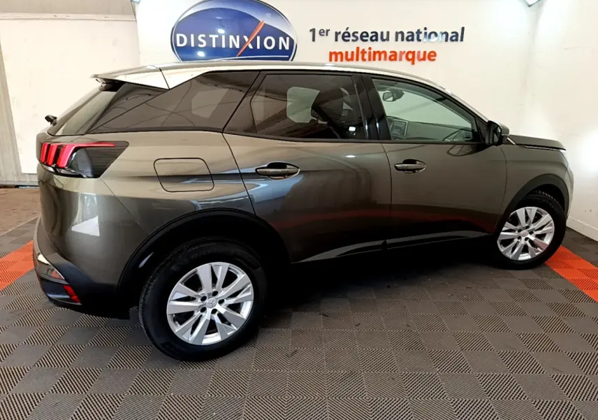 Vue latérale droite d’un Peugeot 3008 gris foncé de 2020 avec feux arrière à trois griffes et jantes alliage.