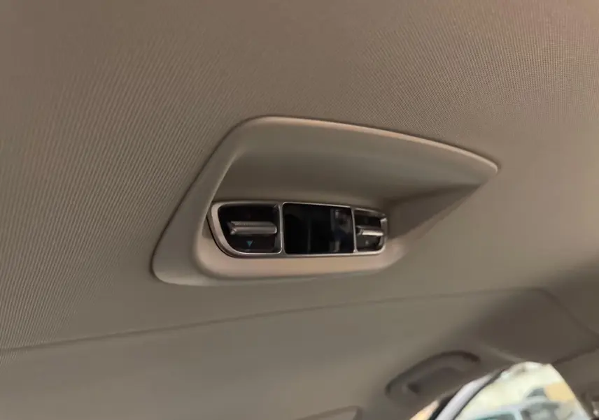 Détail des aérateurs de plafond arrière dans l'habitacle beige du Mercedes Vito Mixto 2025.