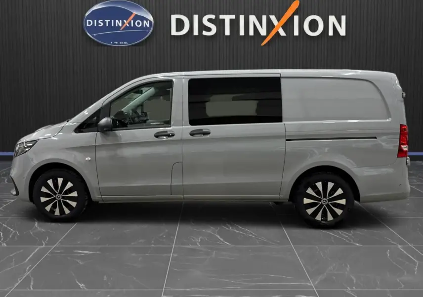 Vue de profil côté gauche d'un Mercedes Vito Mixto gris alpin avec jantes noires et vitres arrière teintées.