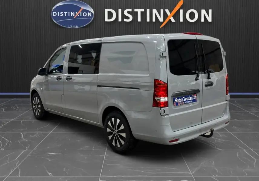 Vue 3/4 arrière droite d'un Mercedes Vito Mixto gris alpin avec double porte latérale et attelage fixe.