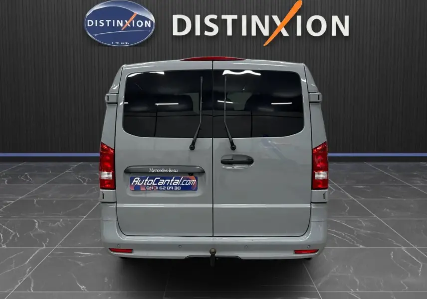 Vue arrière d'un Mercedes Vito Mixto gris alpin avec portes battantes et attelage fixe visible.