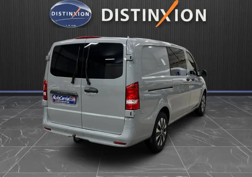 Vue 3/4 arrière droite d'un Mercedes Vito Mixto gris alpin avec portes arrière battantes et attelage fixe visible.