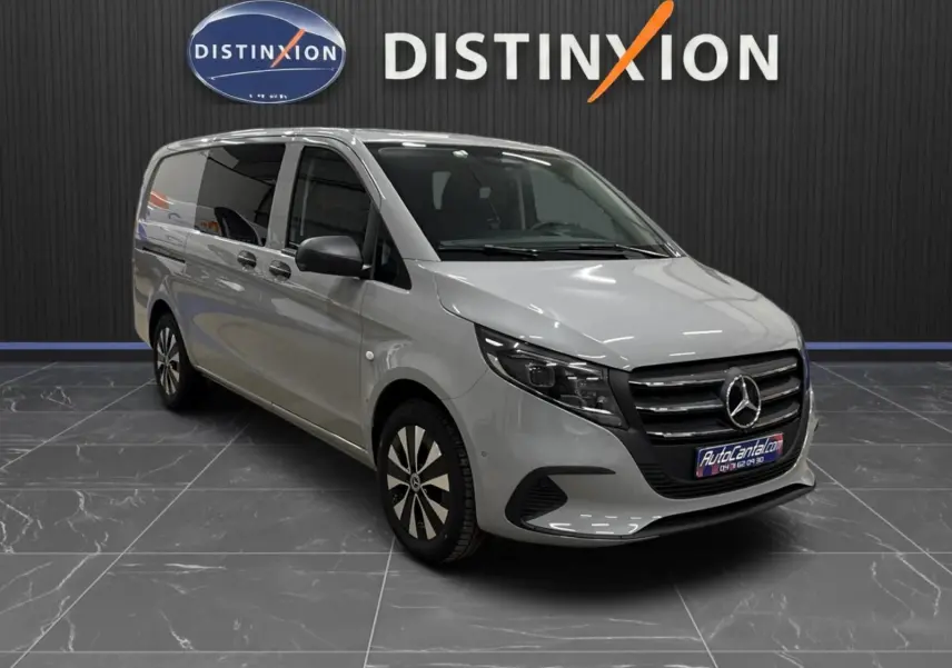 Vue 3/4 avant droit d'un Mercedes Vito Mixto gris alpin avec double porte latérale et jantes stylisées.
