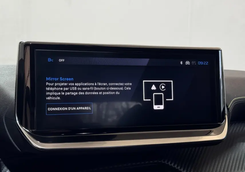Écran tactile central affichant l'interface Mirror Screen dans l'habitacle d'une Peugeot 208 gris clair.