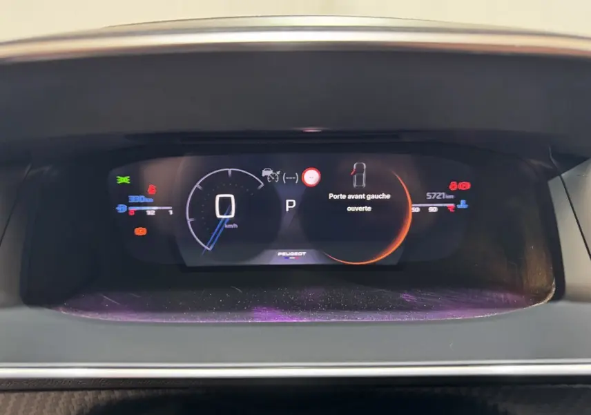 Affichage numérique du combiné instruments de la Peugeot 208 Hybrid 136 GT, indiquant porte avant gauche ouverte.