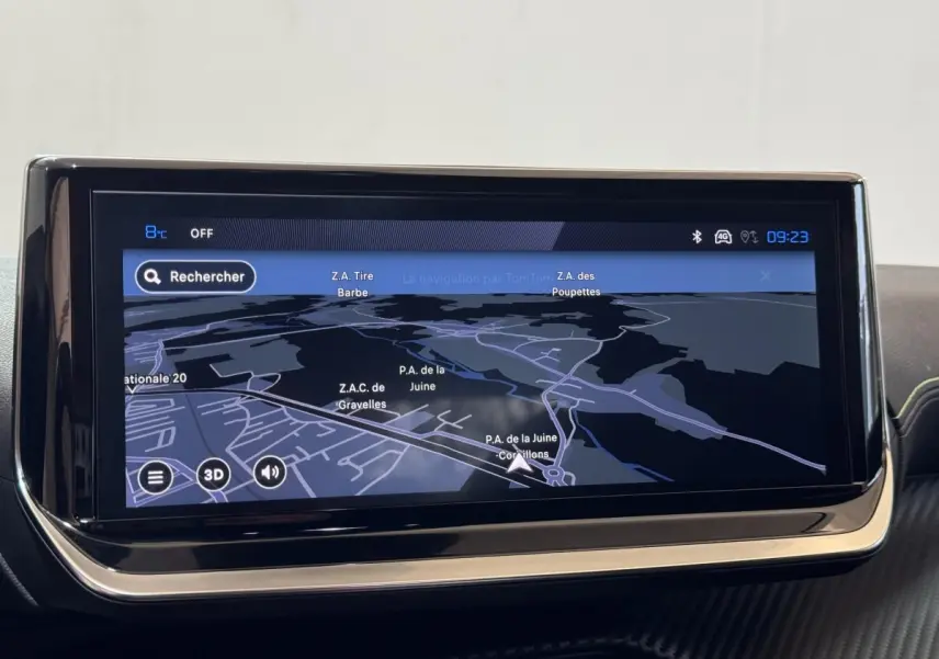 Écran tactile central affichant la navigation GPS dans l'habitacle de la Peugeot 208 Hybrid gris clair.