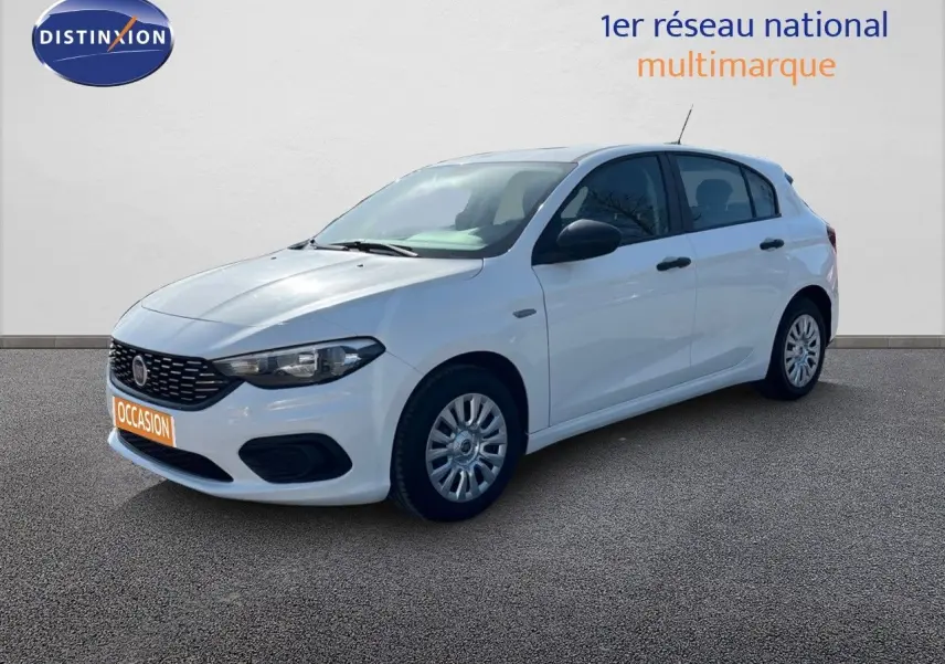 Vue 3/4 avant droite d'une Fiat Tipo 5 portes blanche de 2018 avec jantes acier et calandre noire.