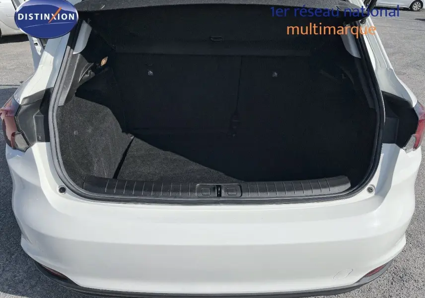 Coffre ouvert vu de l'arrière d'une FIAT Tipo 5 portes blanche de 2018, espace de chargement vide et propre.