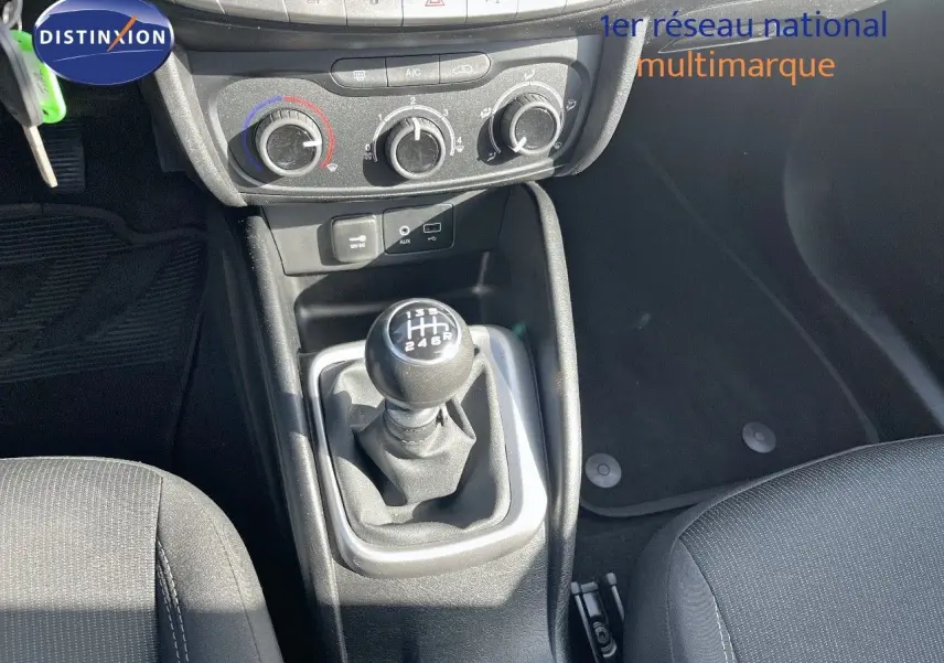 Vue rapprochée de la console centrale du Fiat Tipo 5 portes 2018, avec levier de vitesse manuel et commandes de climatisation.