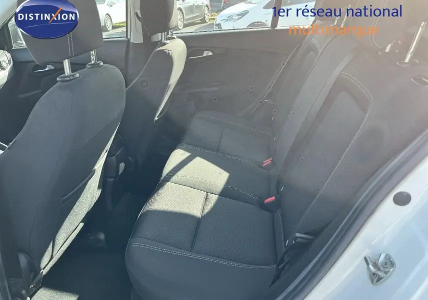 Vue intérieure côté droit montrant la banquette arrière noire d'une Fiat Tipo 5 portes blanche de 2018.
