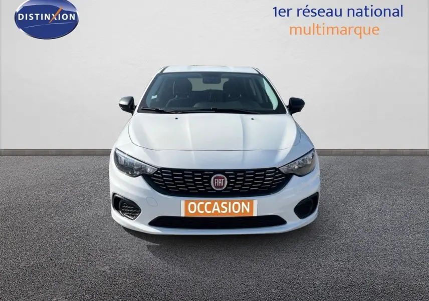 Vue frontale d'une Fiat Tipo 5 portes blanche de 2018 avec calandre noire et plaque "OCCASION" orange.